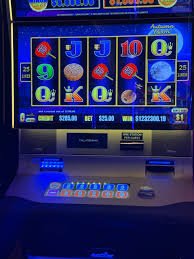 Antarmuka aplikasi orin23 menampilkan studio live-dealer dan kategori permainan yang tersedia